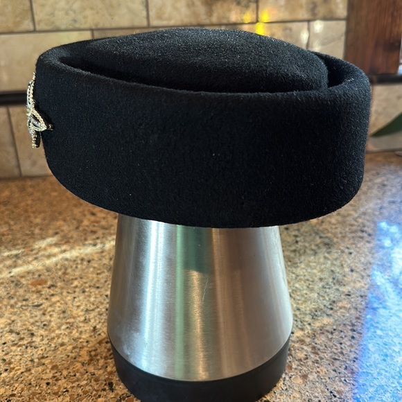 Vintage hat with pin embellishment - Picture 2 of 8